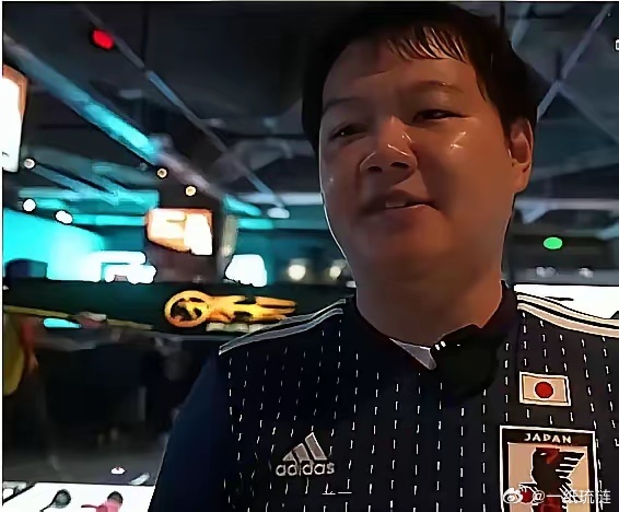 看到上海小伙靖林在法新社镜头前，穿着日本队球衣大谈“亚洲荣光”时，我确实被这种荒
