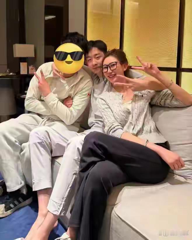 嚯，吴宜泽的姐姐可是个“大美女”，看看这身高和大长腿，整个一个江南美女的风彩！