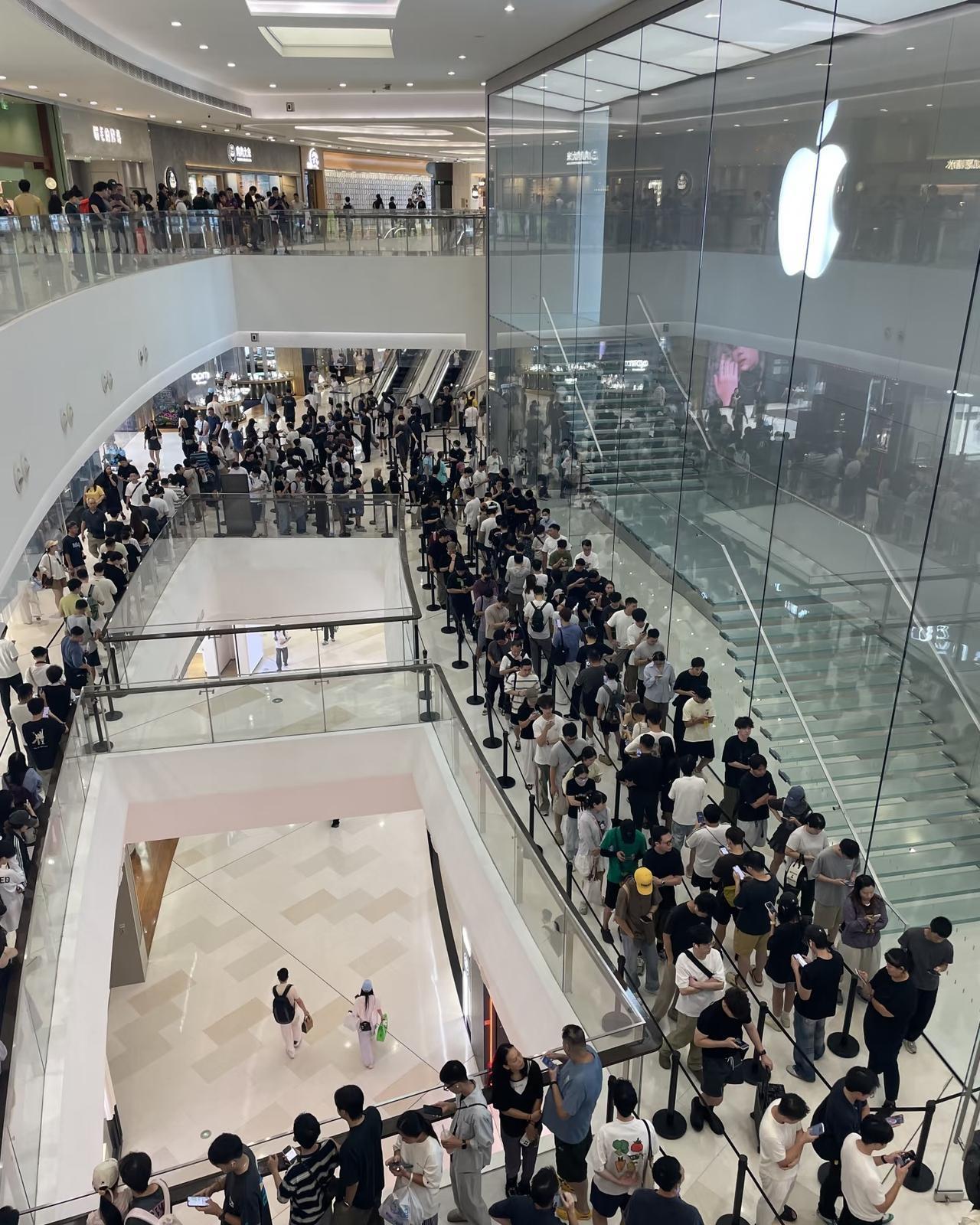 广州天环iPhone18首发现场太好玩了🤣
天环首发现场，小黑疯狂蹲红色机子，