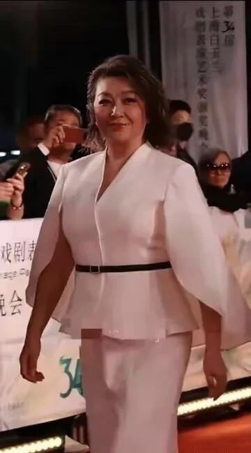 论颜值她没有倪萍漂亮，但她凭借独特气质迷倒万千影迷，年轻的时候跟王志文搭档的戏，