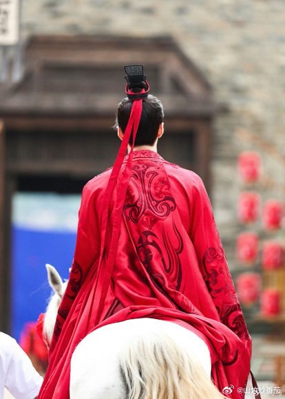百花杀一场婚礼两个人都失恋了她满心复仇不敢全信真心，他满腔炽热换不来毫无保留，拜