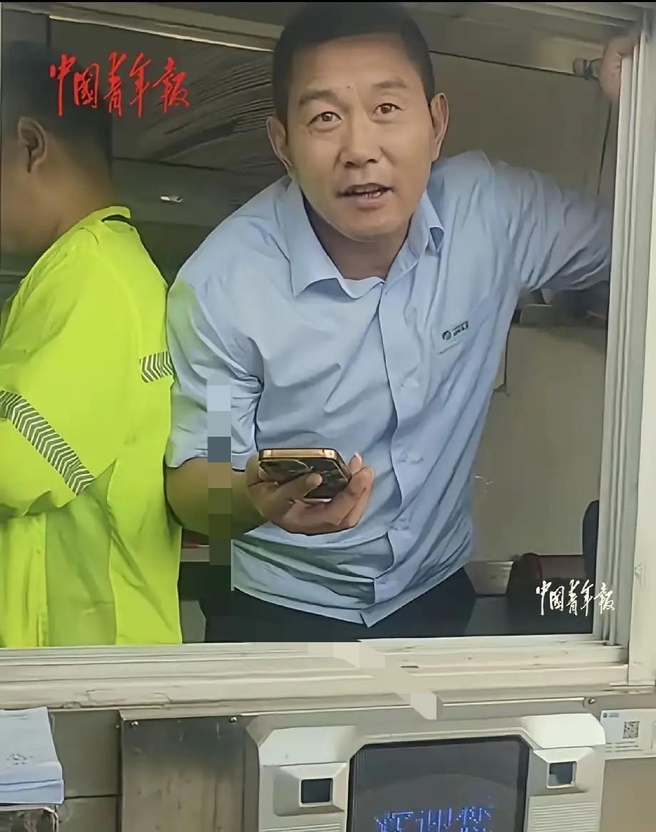 湖南怀化蓝天救援队，结束救灾任务后踏上返程，两辆救援车驶出收费站，队员正准备缴纳