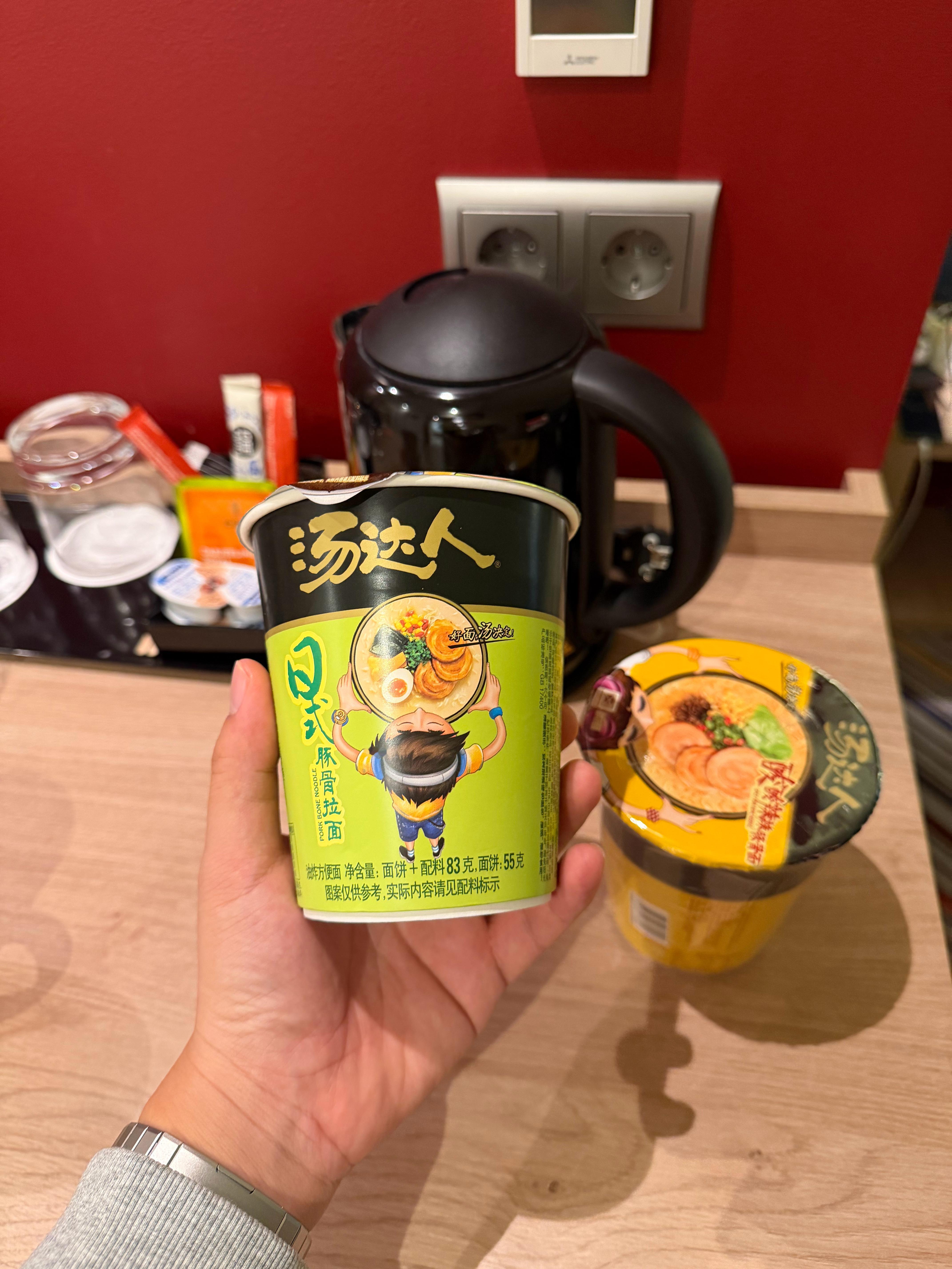 去欧洲的时候不是带了两桶泡面吗，其中一桶的底部被摄影支架给捅破了但是人在外身不由