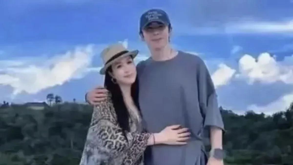 54岁的钟丽缇，岁月似乎对她格外温柔，魅力依旧不减当年。最近，她与老公携手前往马
