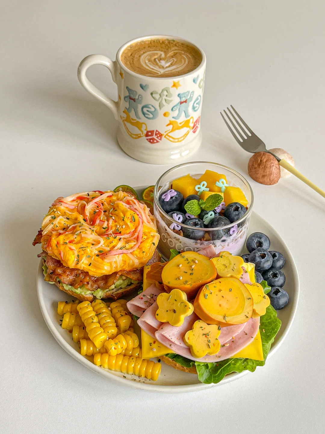 理想brunch🥯贝果三明治酸奶杯🫐热拿铁☕️