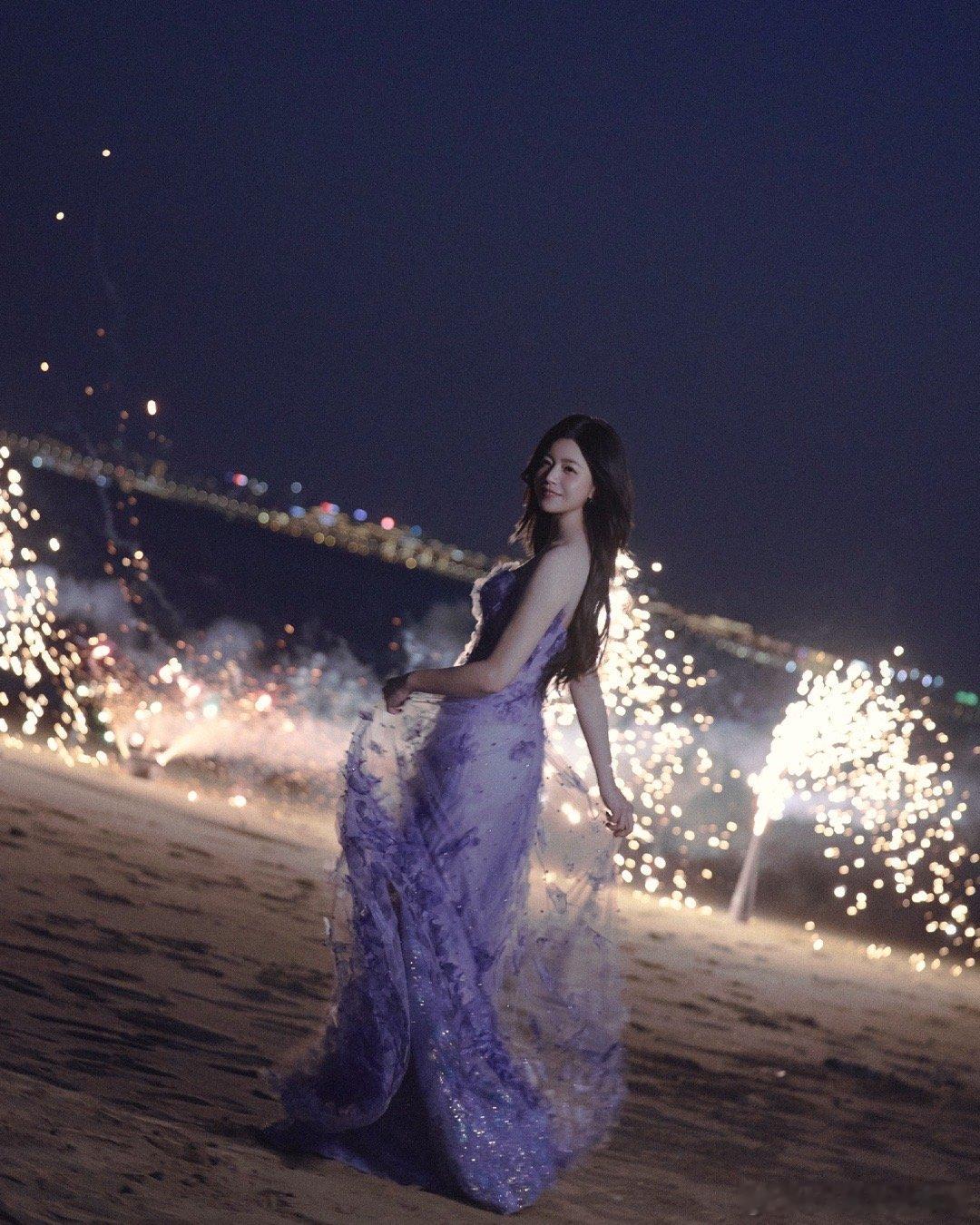 陈妍希海边烟花大片 原来浪漫可以被这样具象化！陈妍希站在烟火下，淡紫裙身映着夜空