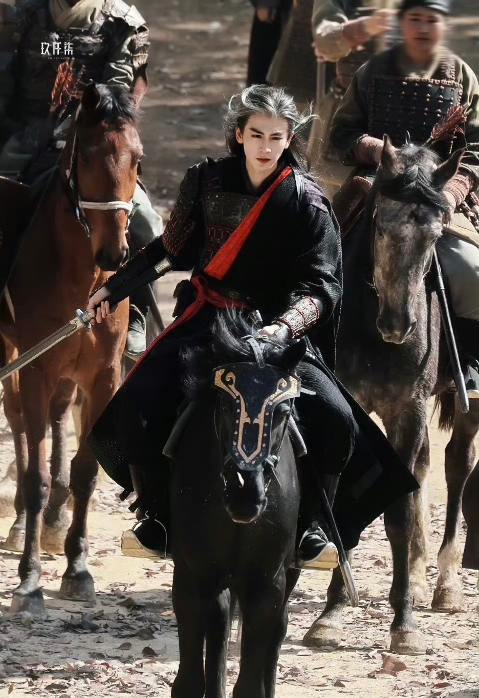 张凌赫归鸾骑马打戏路透张凌赫《归鸾》骑马打戏路透 