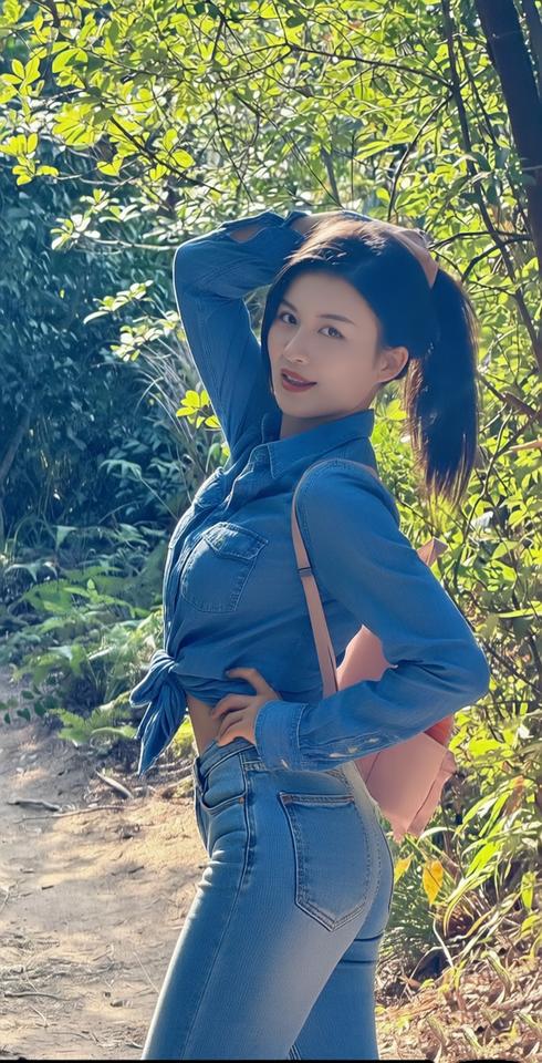 林间轻抚发，笑语入云霄。