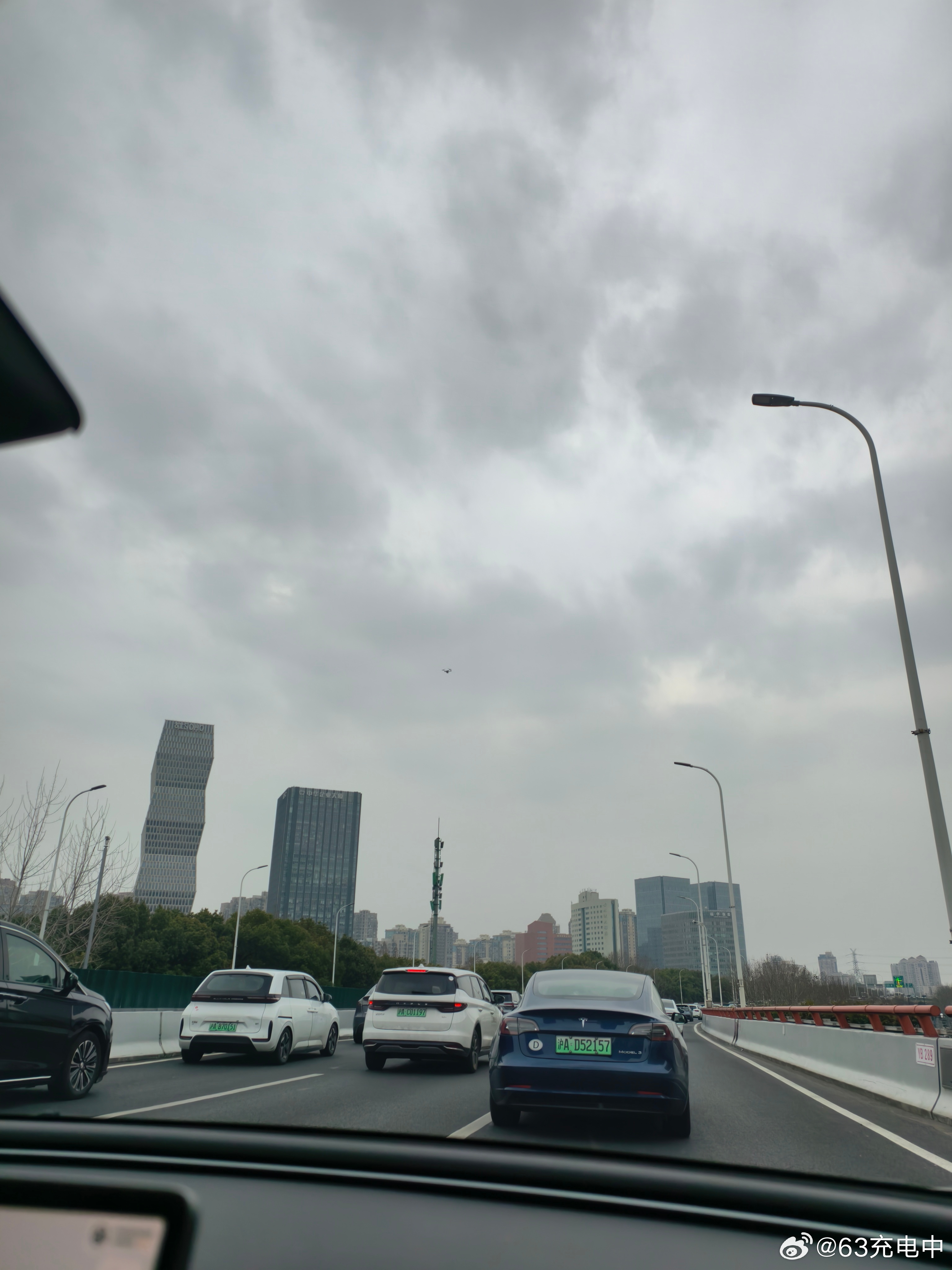 上海高架偶遇无人机，不出意外的话就是交警拿来拍玩手机的