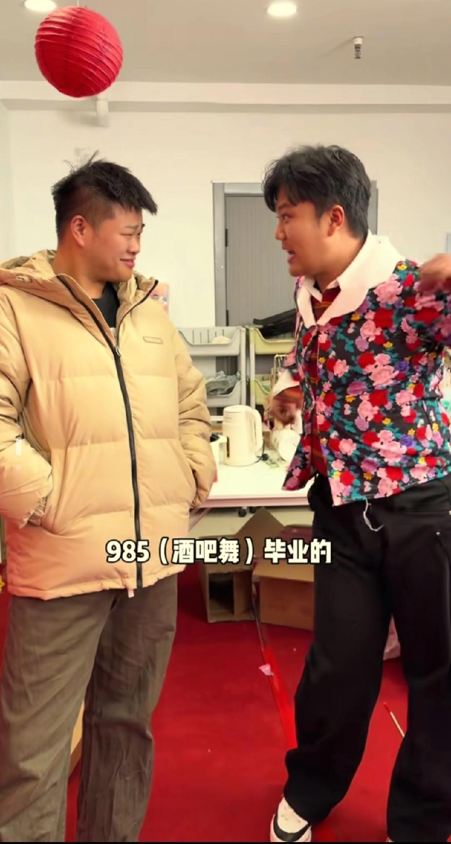 解清帅和弟弟妹妹工作之余也娱乐一下，解清帅扮演成媒婆，给妹妹找婆家，一家人都有幽