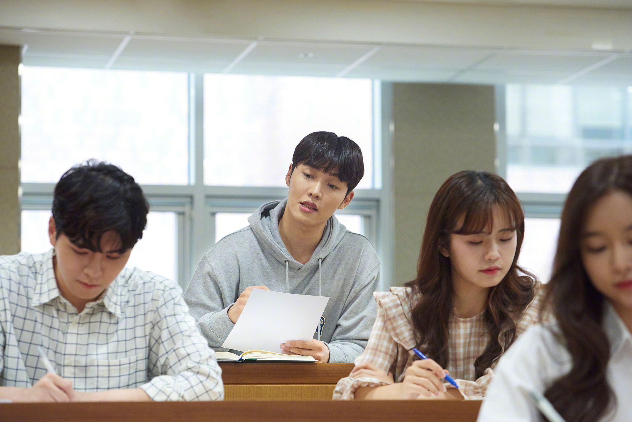 【丑闻！韩国顶级大学数百学生用AI作弊】新华社北京11月10日电 韩国顶级高校延