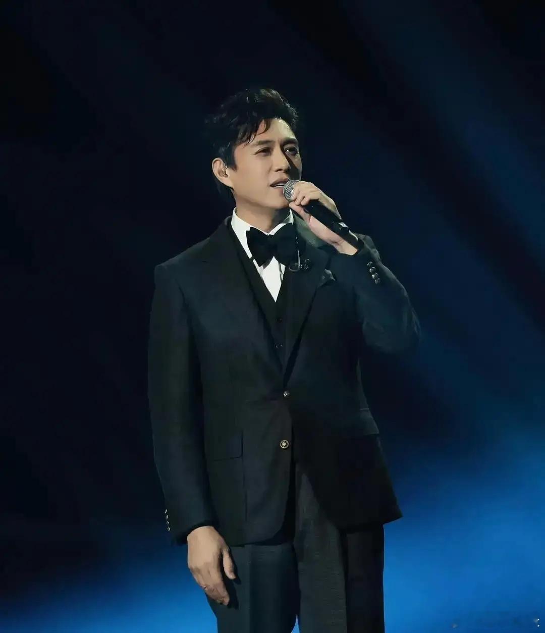 就在刚刚中国煤矿文工团团长靳东突然宣布了，他本人将以主题串烧的方式亮相跨年晚会，