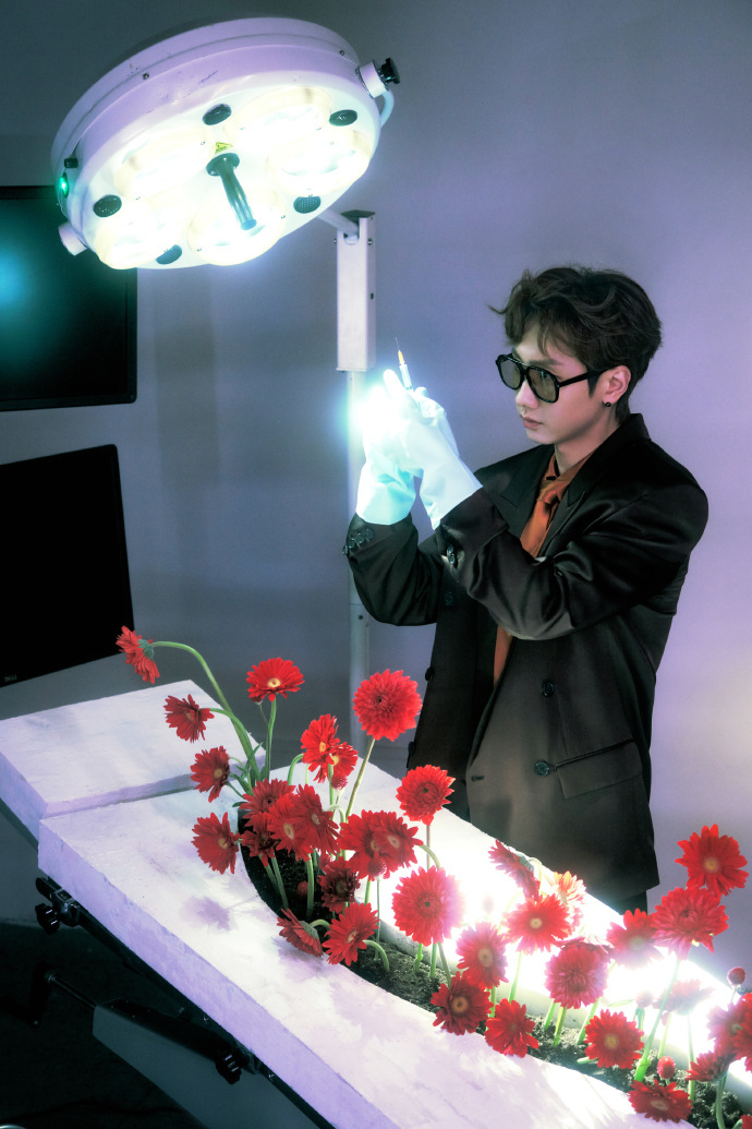 汪苏泷鲜花主刀医生什么时候实现一家一泷！汪苏泷微博之夜出图质量好高！黑西装黑耳钉