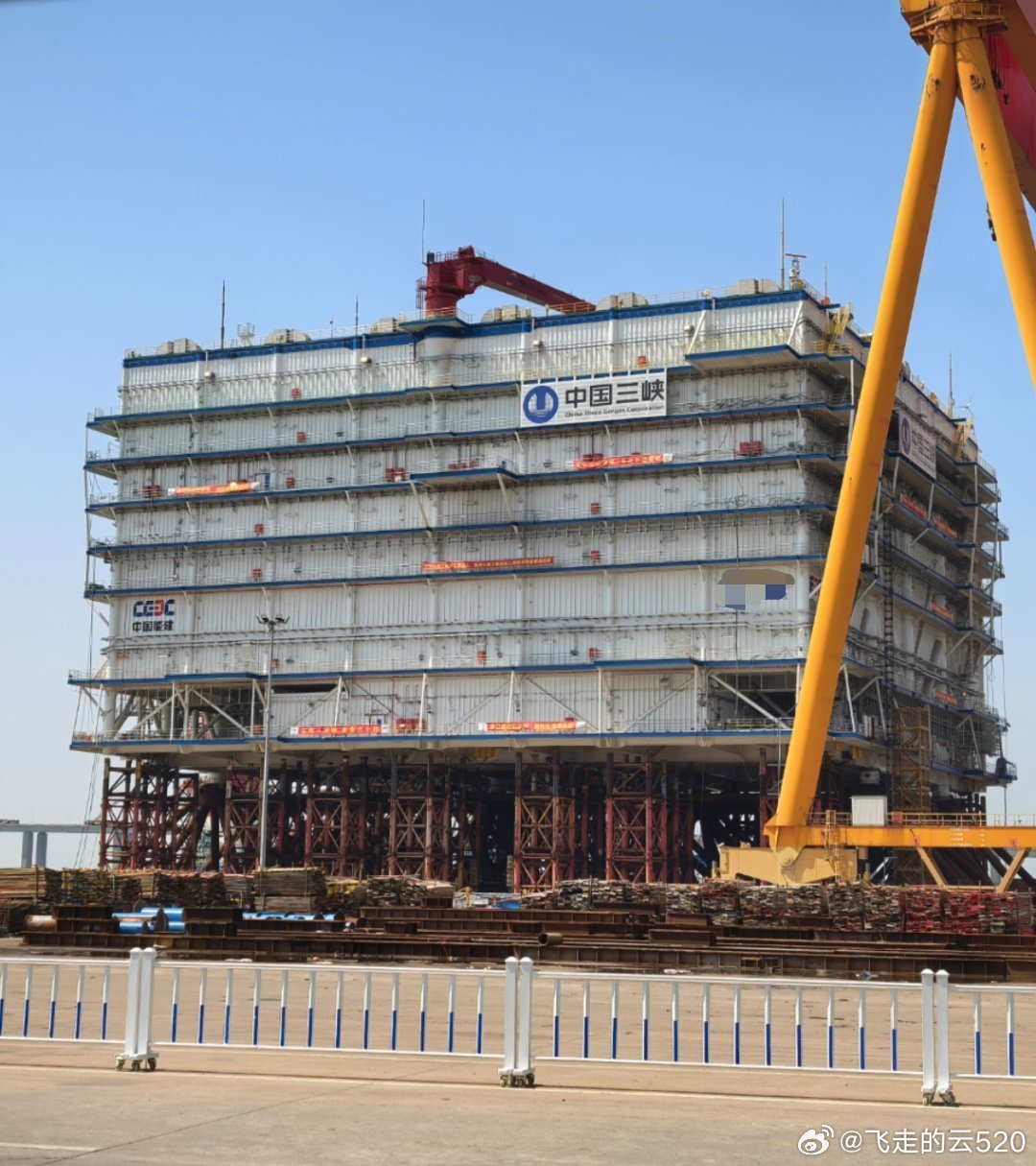 大家伙边上，还有一个，比大更大也就3万多吨都是新能源的好东西，为我们的绿电贡献力