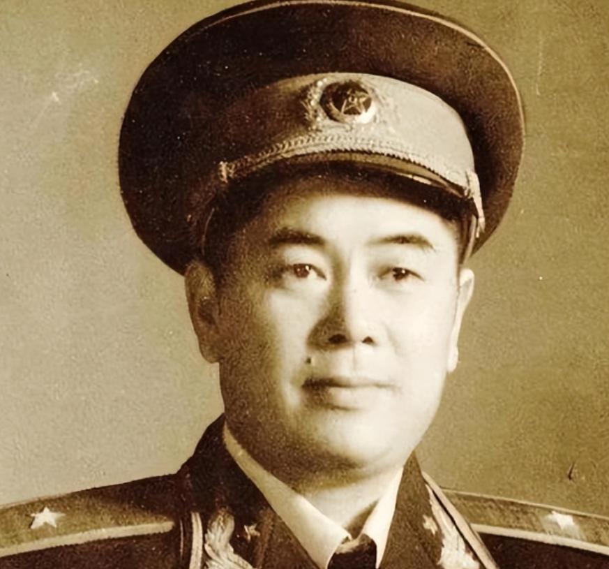 1985年福州军区被撤，司令员江拥辉远赴北京开会，却发现自己并无新任命。

会议