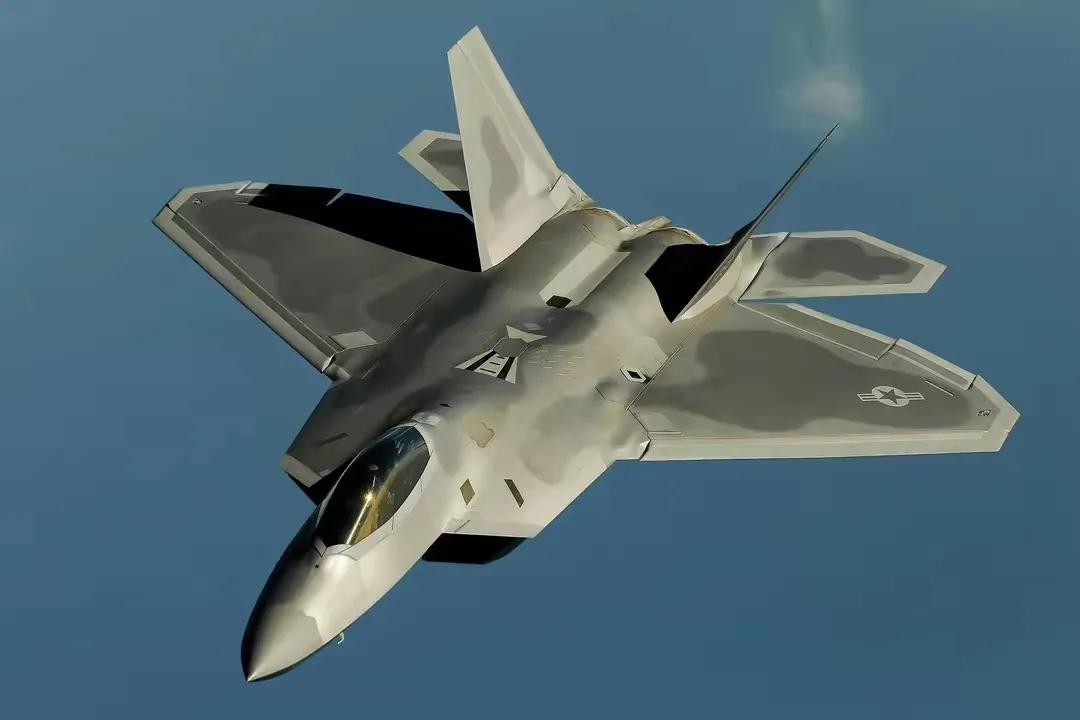 全球现役最强战斗机排名！
 
第一，美国 F - 22，数量约 187 架。
 