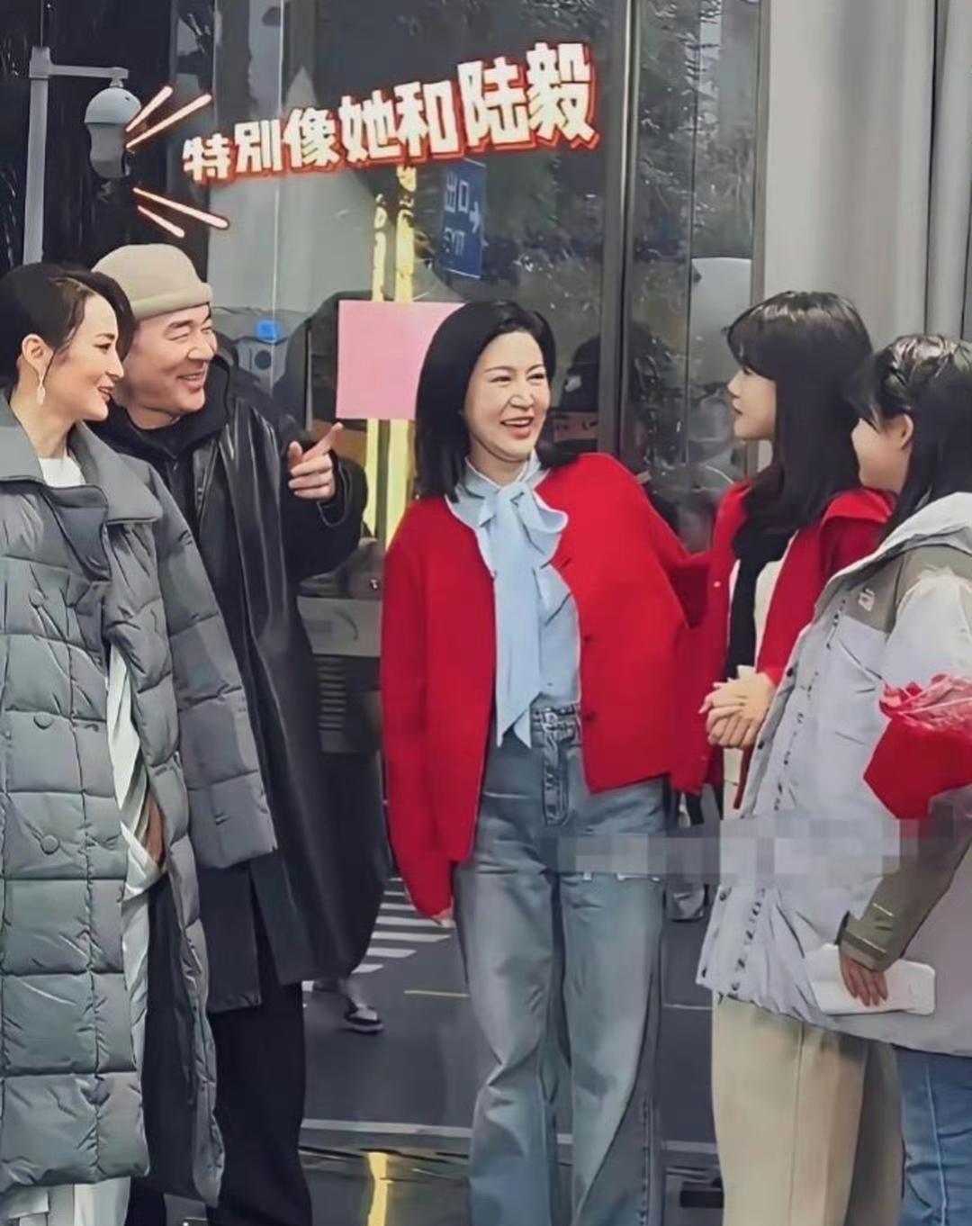 陈建斌这眼神，藏都藏不住。

盯着陆毅那两个女儿看，嘴角往下抿，眼睛里全是光。满
