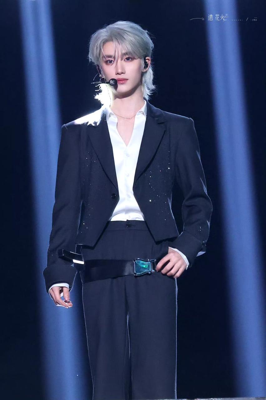 丁程鑫今晚演唱会蓝银发色，颜值next level！ 