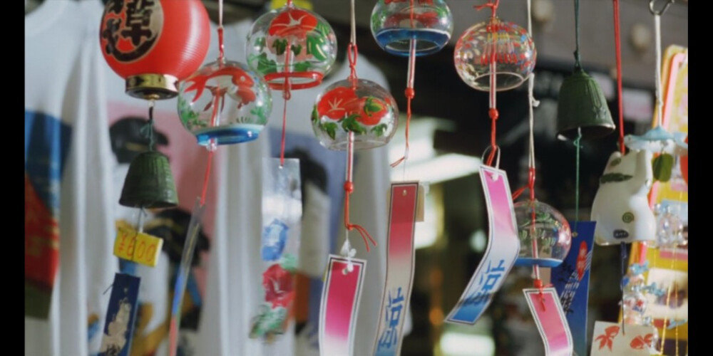 把小蛋糕敲晕再吃，安抚可乐等气消了再喝，夹心饼干劝分了再泡牛奶，讲个笑话把冰块气