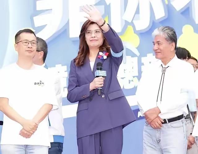 郑丽文在今天（10月26日）亮相蒋万安竞总成立大会。

同样是站台辅选，卢秀燕只