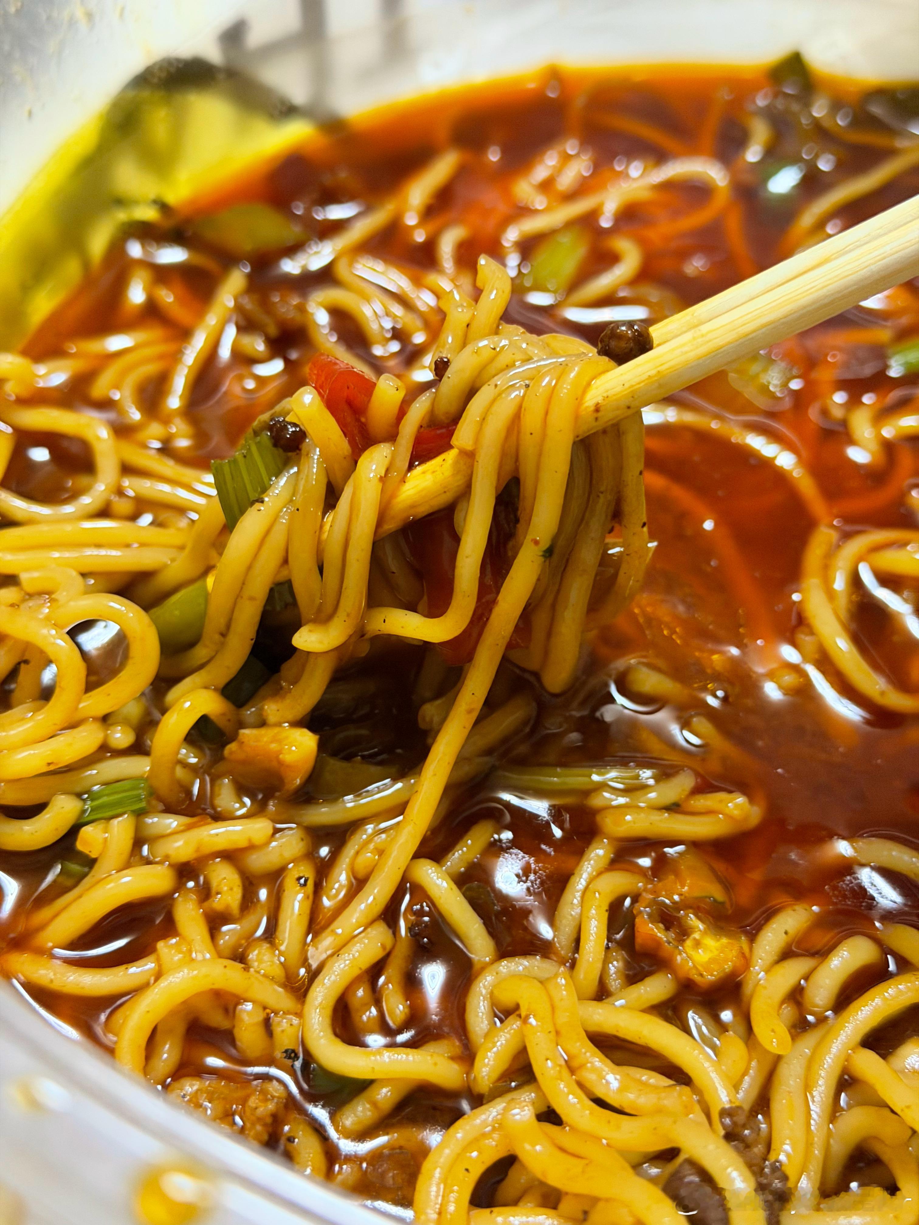 鸡吃完了，吃面。 