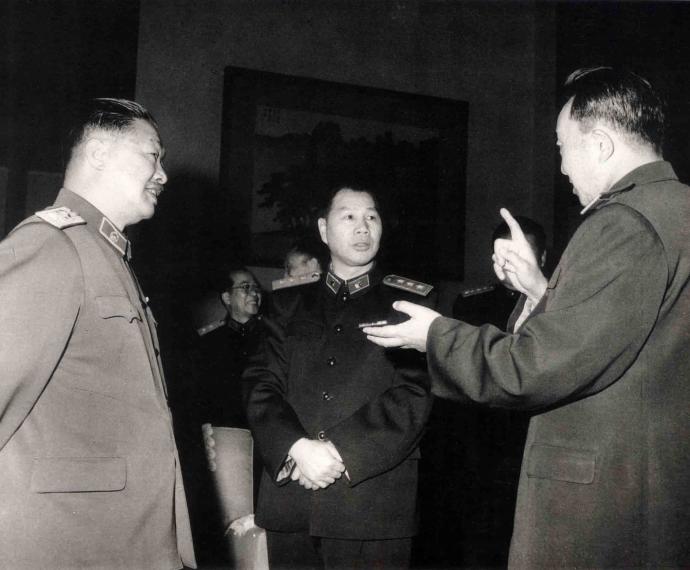 1964年3月，三位开国元勋在一起交谈。左一是贺龙元帅，当时主持军委的日常工作，