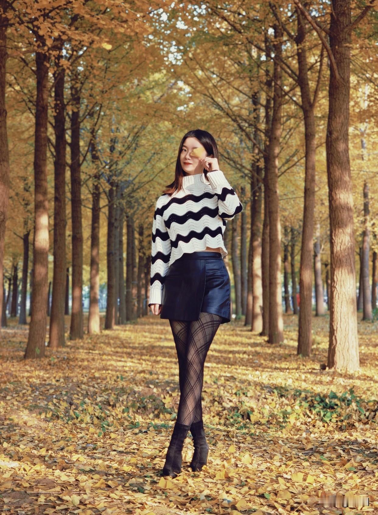 分享一张美丽的风景照秋叶落满地，美人倚树立。