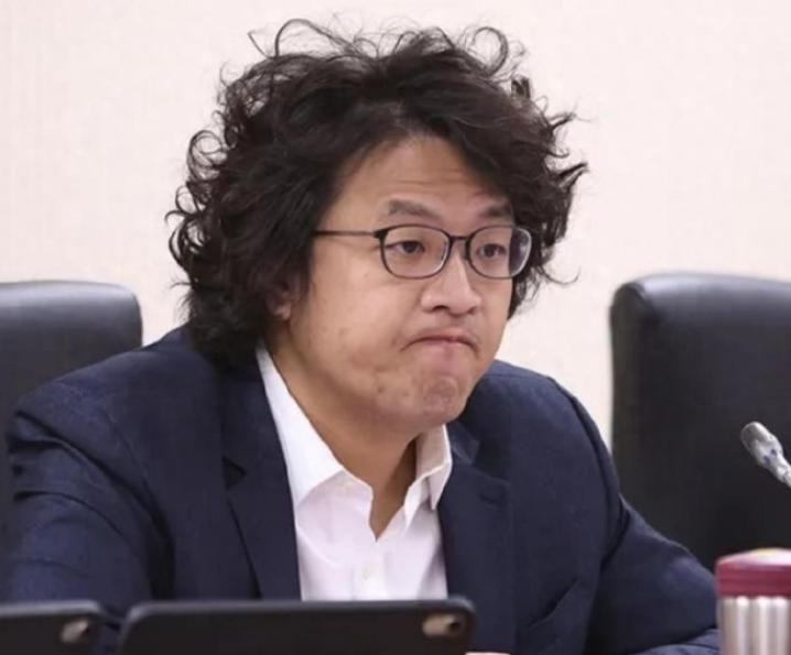 沈伯洋害怕哭了！
现在后悔已经晚了！


沈伯洋这一哭
倒是露出了底牌


以前