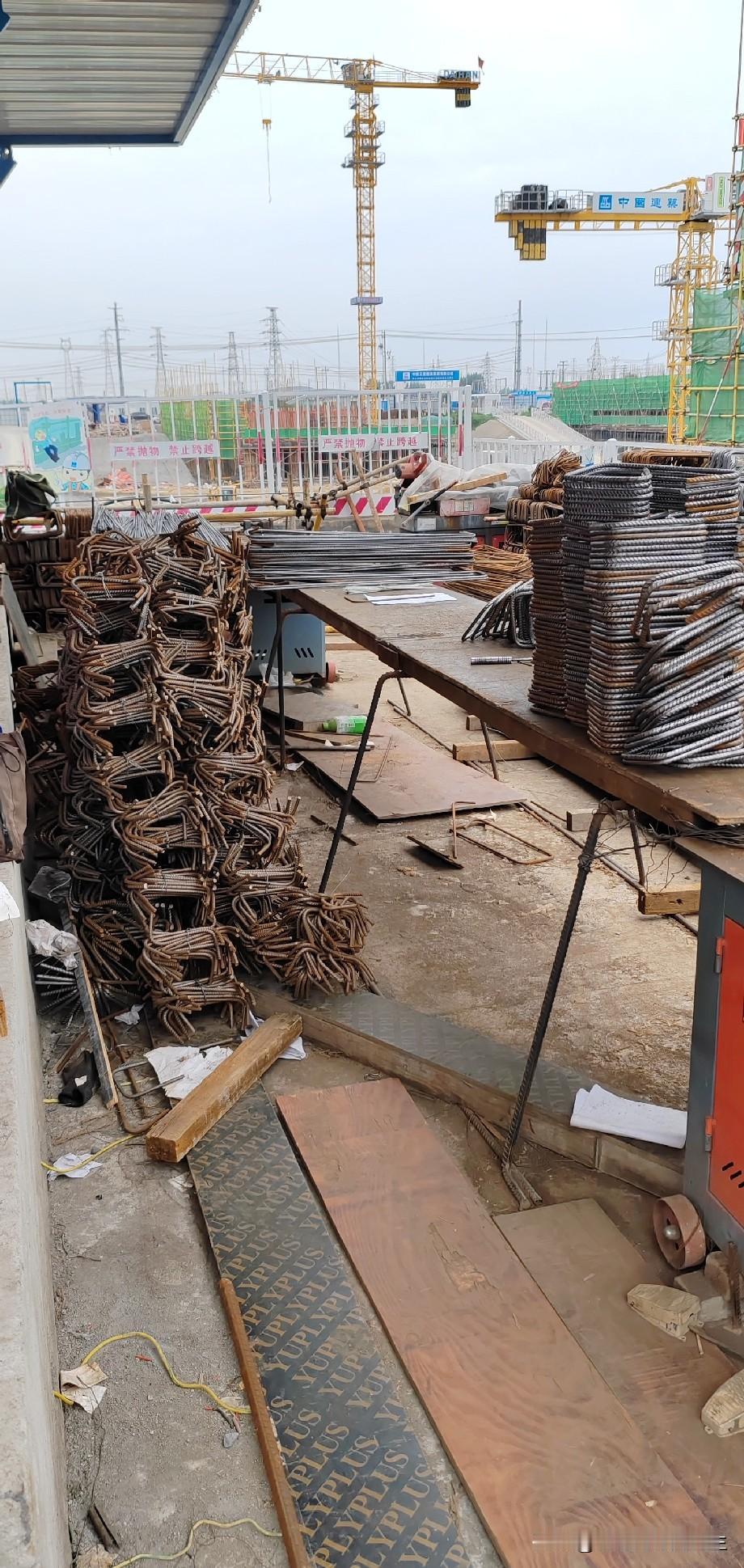 不知道大家有没有发现，在工地干活哪怕认识再多工友，要是没互相记下电话号码，一转场