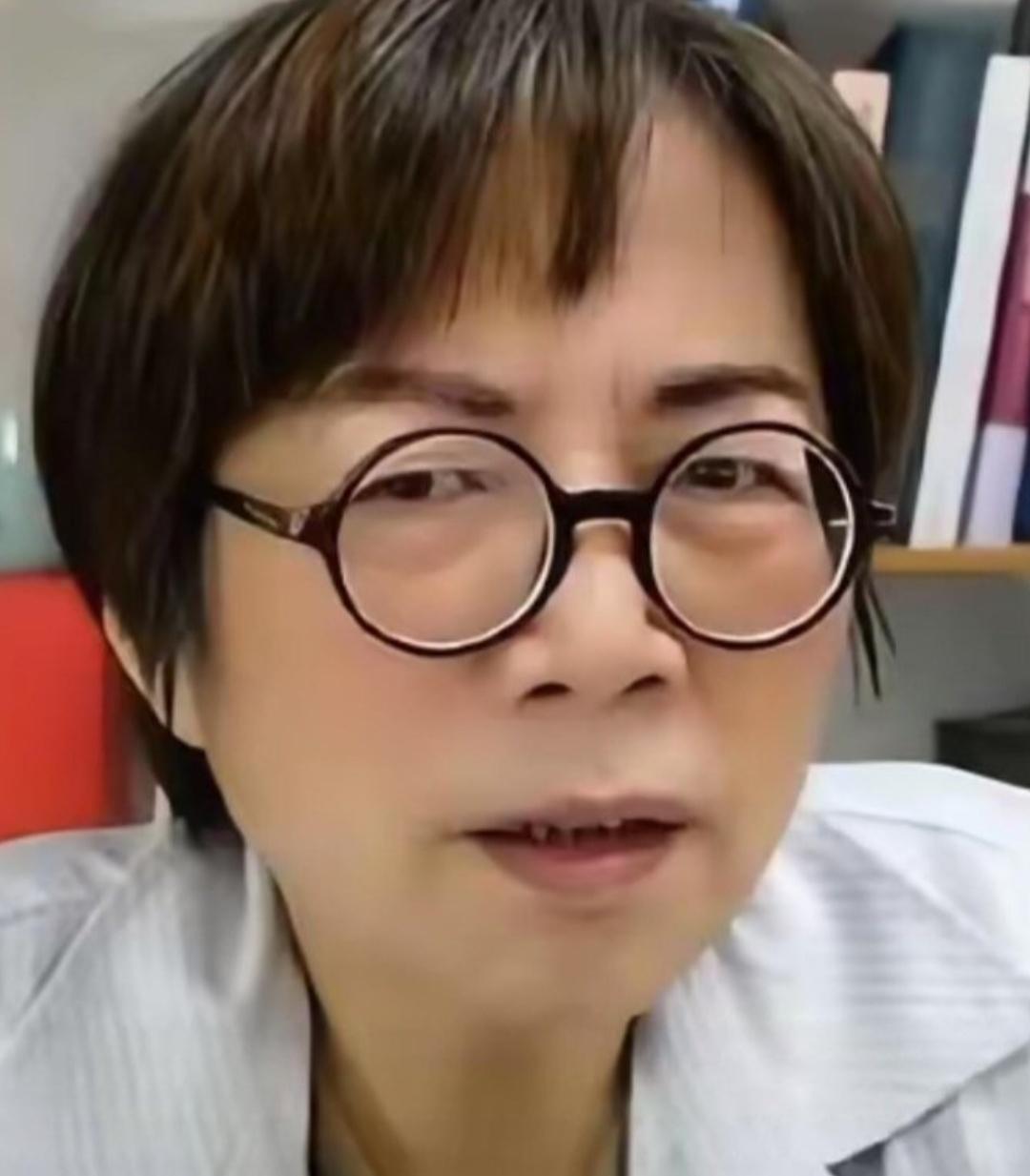 台湾这个黄智贤是不是失智了？她是忘了民进党现在是执政一方了吗？她竟然指责网民把毒