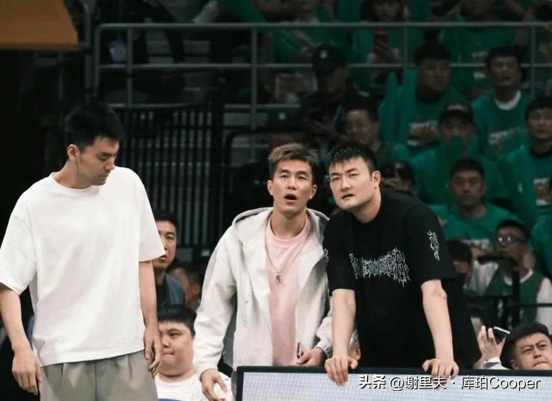 郭艾伦拉着丛明晨和李晓旭：杨教练，我们也想上场打球，满眼都是期待，好钢用在刀刃上