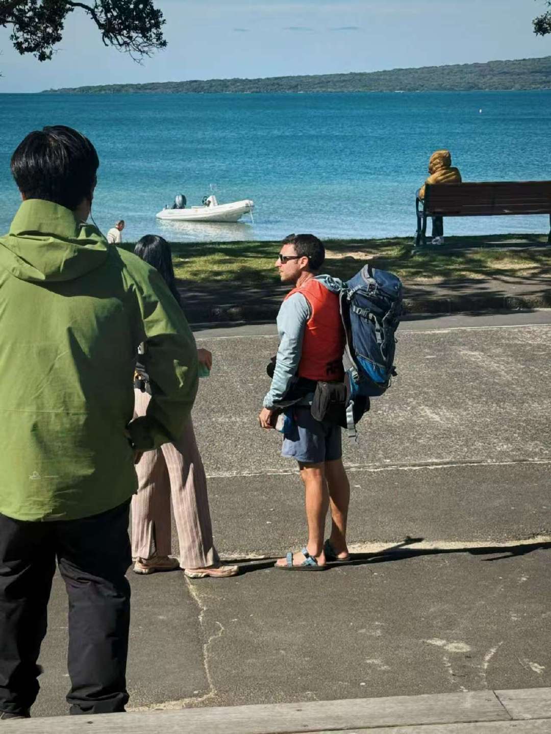 化妆师夸王一博王一博坐在长椅上看海！ 化妆师夸王一博啦！ 