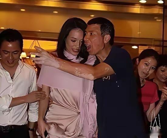 冯小刚舒淇年轻那会的照片 