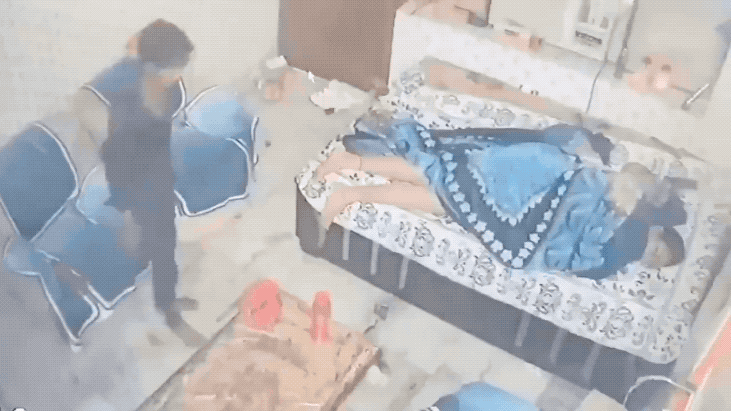 印度三哥盗亦有道：女主人露大腿熟睡，窃贼只劫财不劫色！近日在印度北方邦坎普尔凯拉