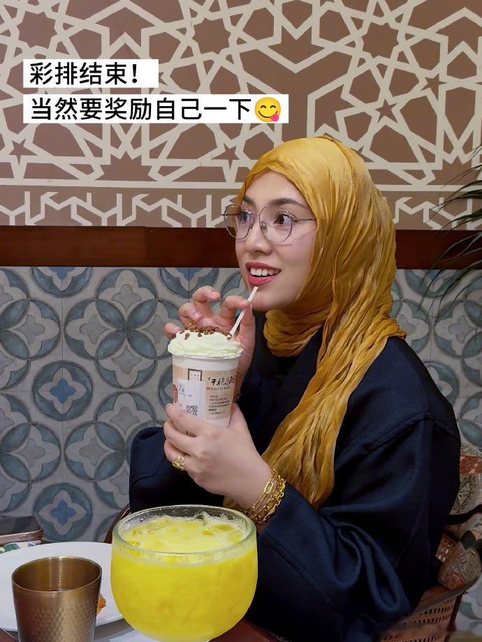【茜拉喝了茶颜悦色】7月3日，湖南长沙。将在助演艾略特。她晒出多图，其中一张手捧