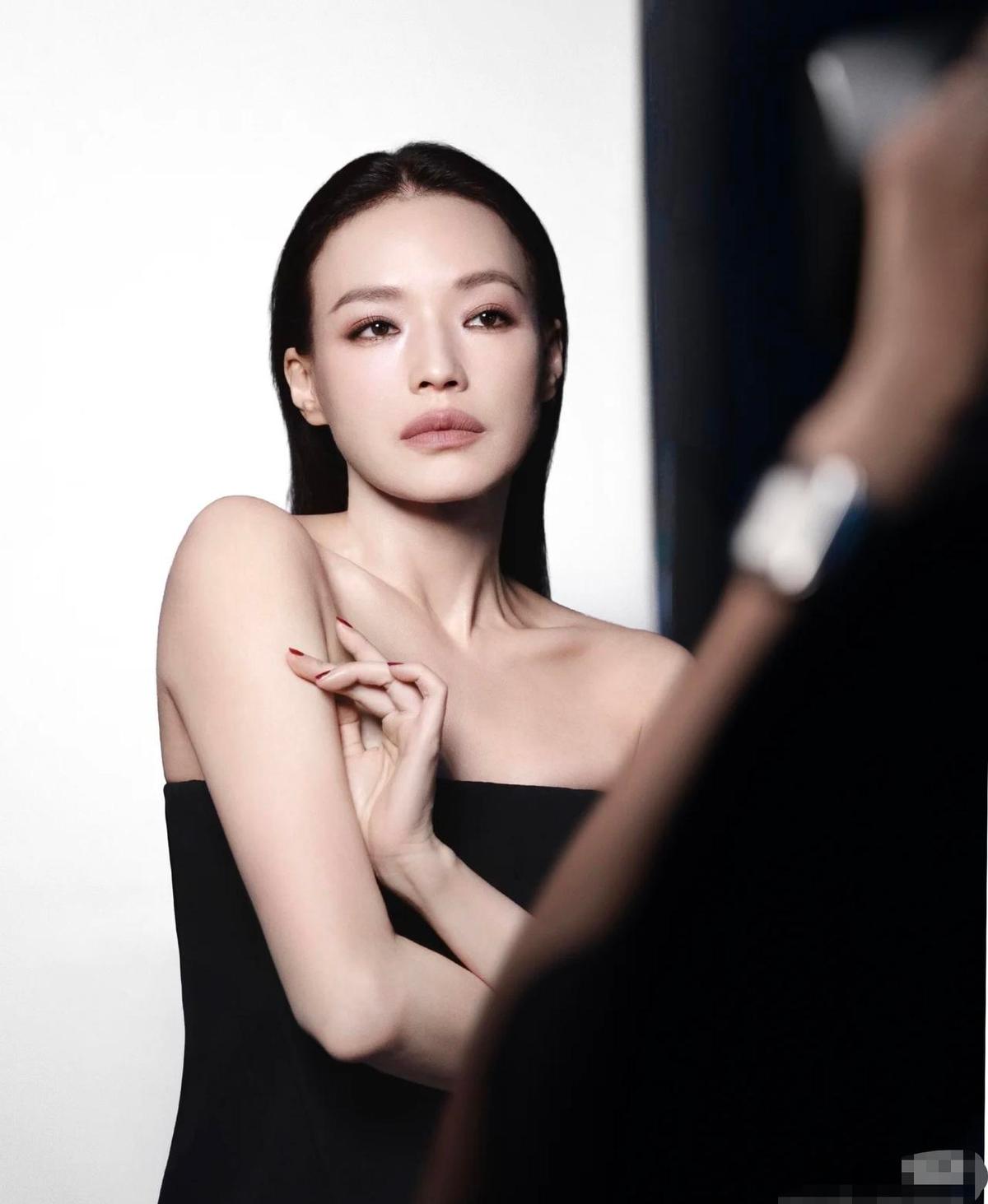 舒淇不生孩子，不是不想，是太懂了。
小时候家里吵得像炸锅，她怕自己也当个不会哄孩