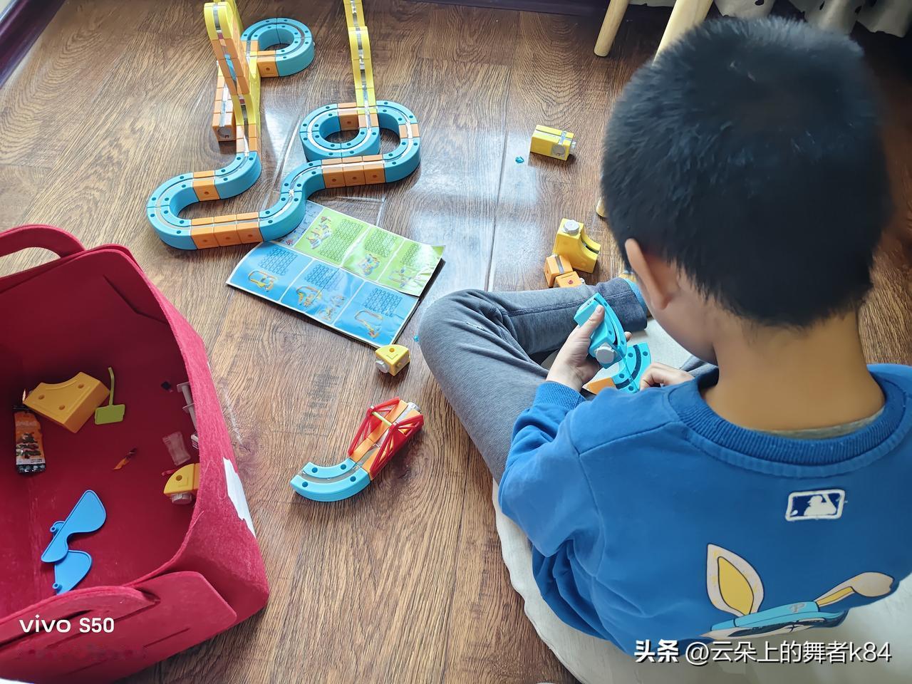 写语文作业时，看他字体不规范，我告诉他写字要仔细认真，笔划要横平竖直。左右结构、