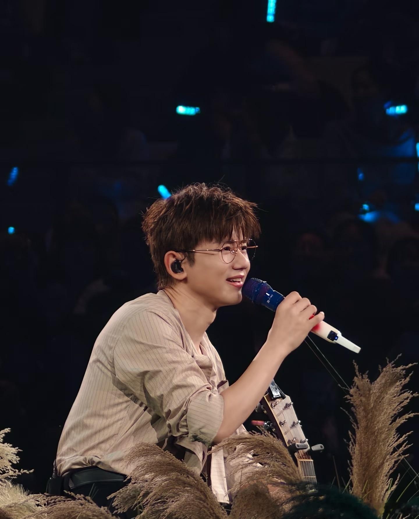 音乐没听到的提醒，转身成了安全区！杰哥细节控属性暴露啦✨谁懂张杰回头拉伴舞这一下