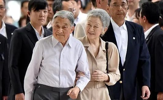 1992年，日本天皇首次访华，然而让人疑惑的是，这位天皇居然在国宴上强烈要求中方