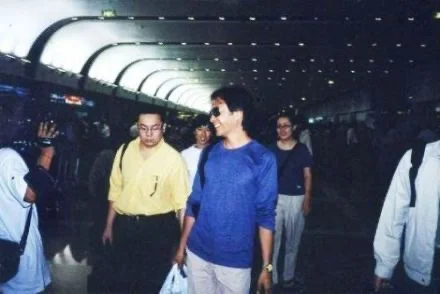 2000年6月16日张国荣飞北京参加音乐盛典 现场接机的记者回忆到：我...