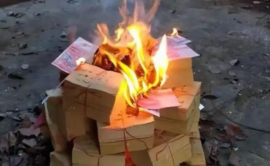 大A别装了！心里都懂你藏着多少“妖魔鬼怪”！清明到了，特意给盘里各路“好兄弟”烧