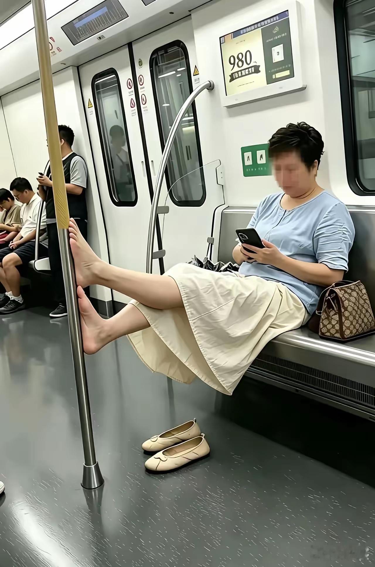 在地铁上，一位大妈穿着一条白裙子，把鞋脱了，双腿叉开跷在扶杆上，这种坐姿很不雅观