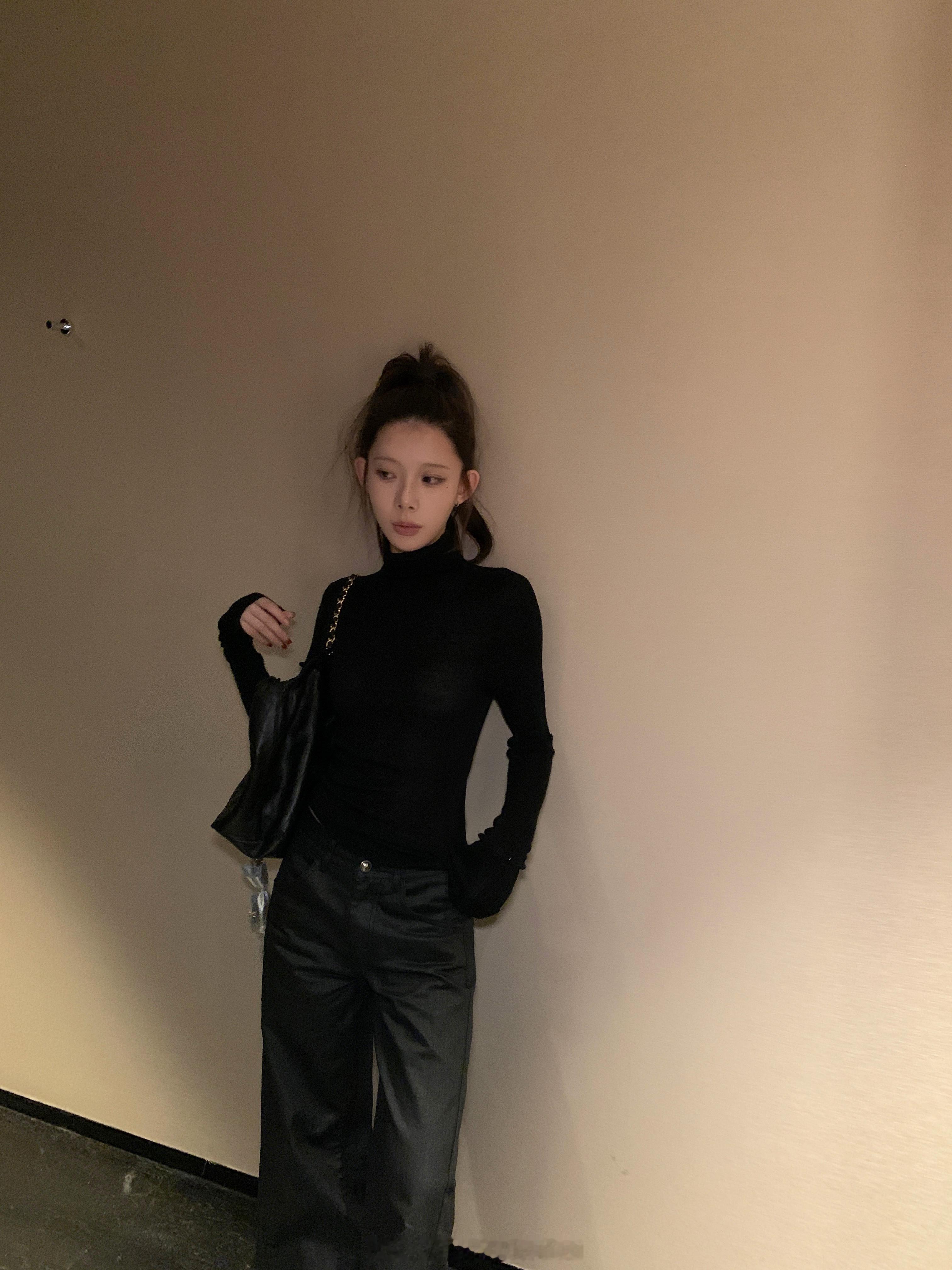 这条是我的自留款 整条是黑色雾面涂层的 比普通的黑裤子更时髦 低调又很有设计感[