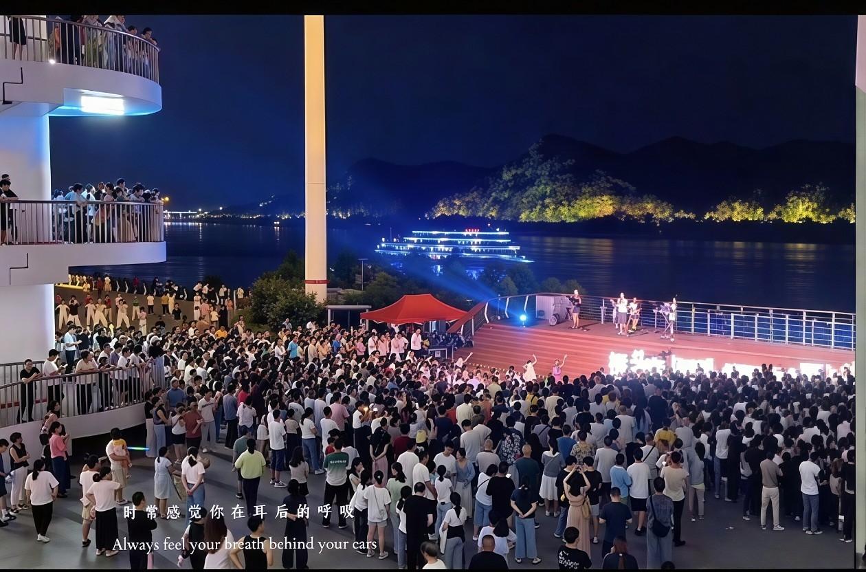 宜昌这个地方太出彩了！
这里虽是一个普通的大桥头，却是一个天然的共鸣音箱，江风+