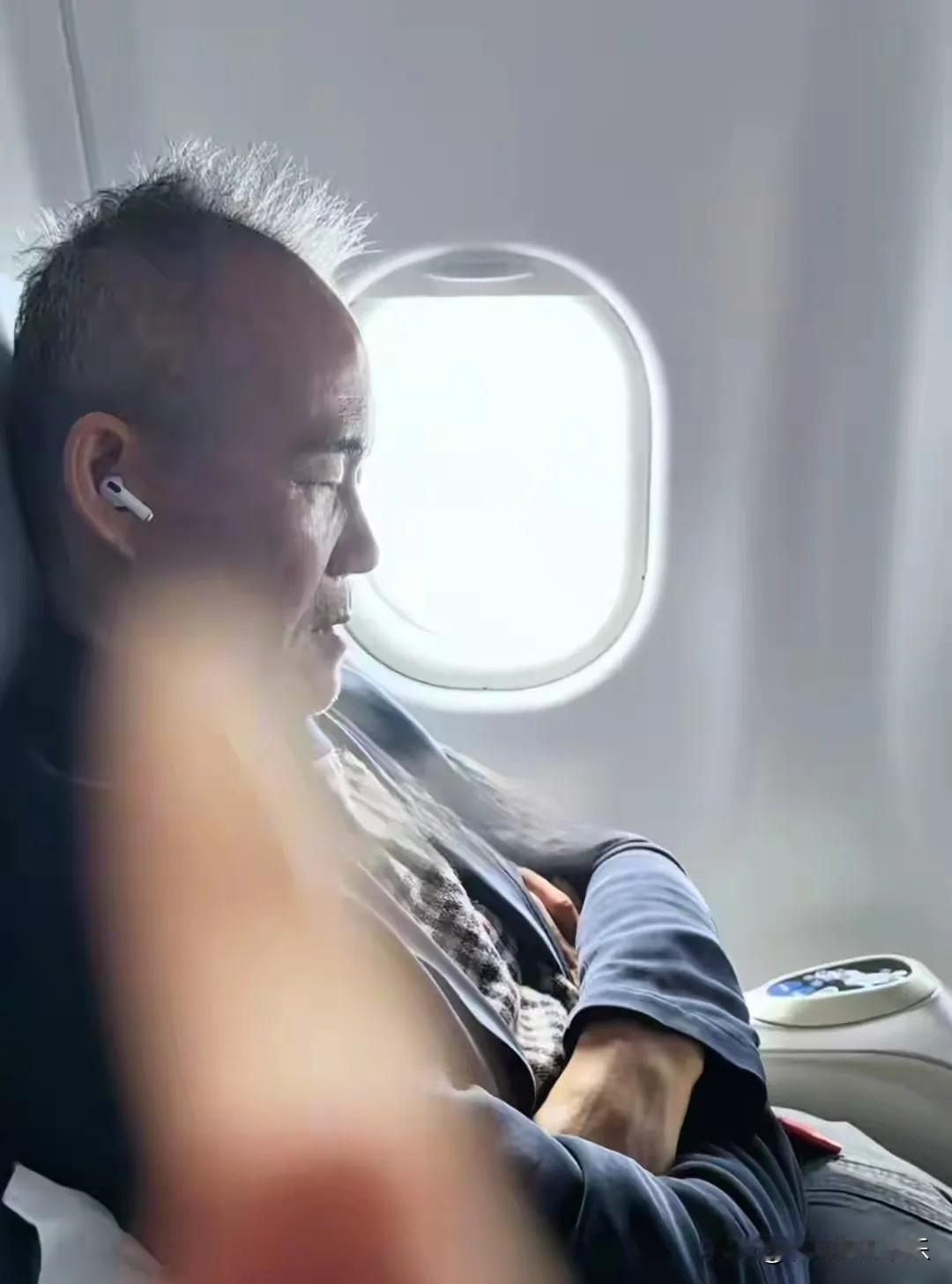 75岁王石离婚风波后首现身，开年就要去谈业务真的很忙，这或许就是老夫少妻的无奈。