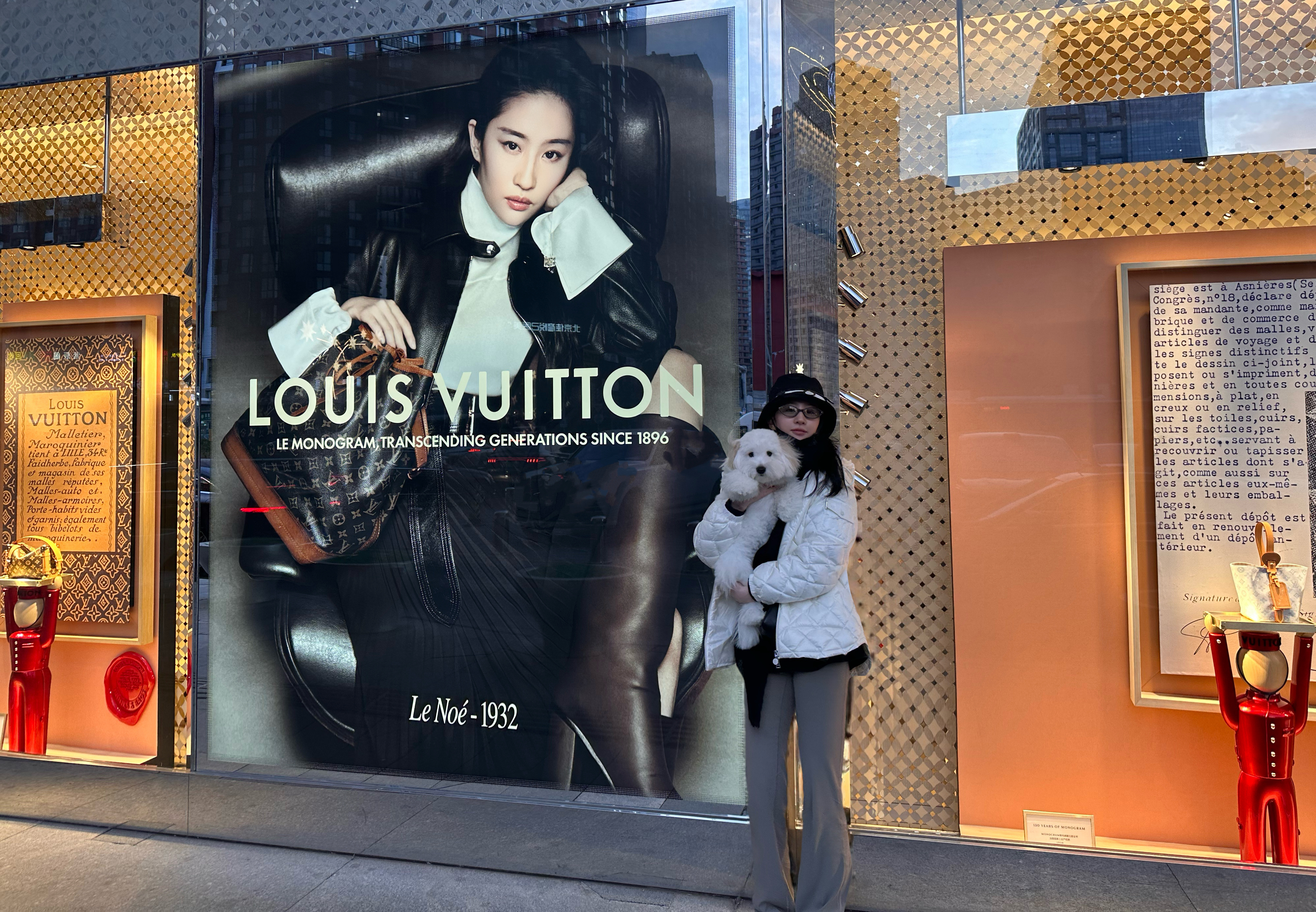 刘亦菲带“哈哈”打卡自己的LV地广。成功女人的背后是自己刘亦菲抵达巴黎看秀