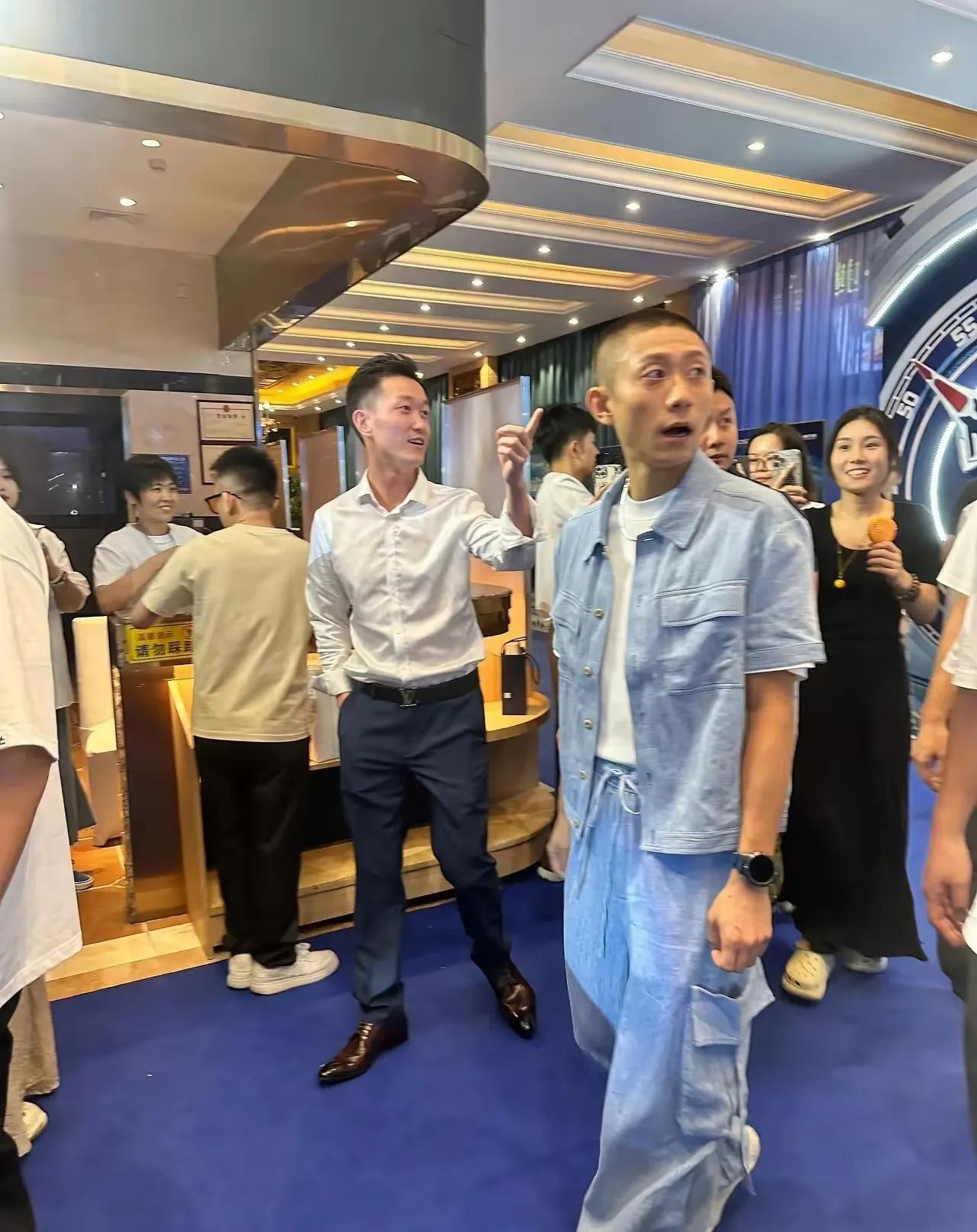 除了杨紫之外，估计没有一个女孩不爱他。他从小就能言善辩，长大之后更是幽默风趣，单