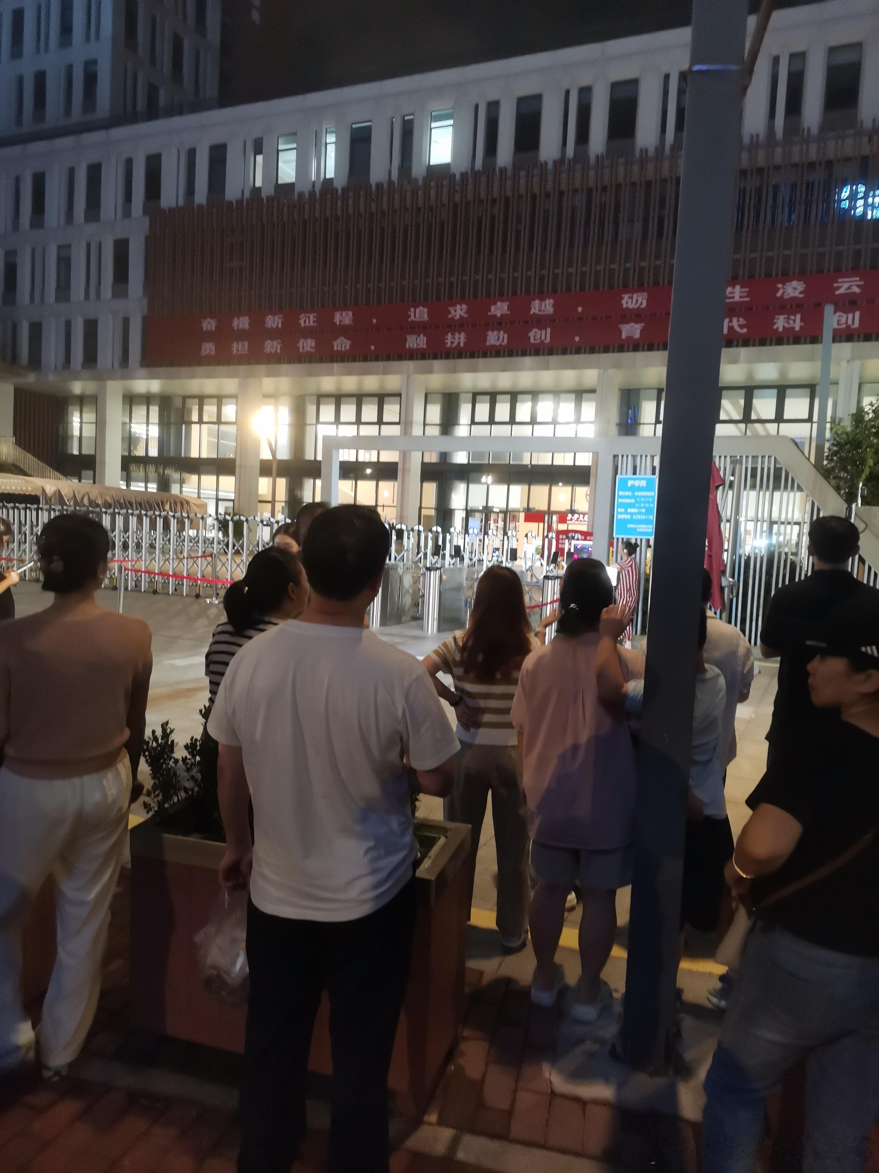 大学生喜爱内容共创计划开学季 夜幕慢慢落下来，路灯把地面照得暖暖的。学校大门外站