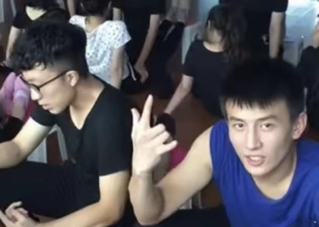 18岁的刘萧旭长得就像28了刘萧旭怎么一直都是少年老成的感觉，从小就很老派了[笑