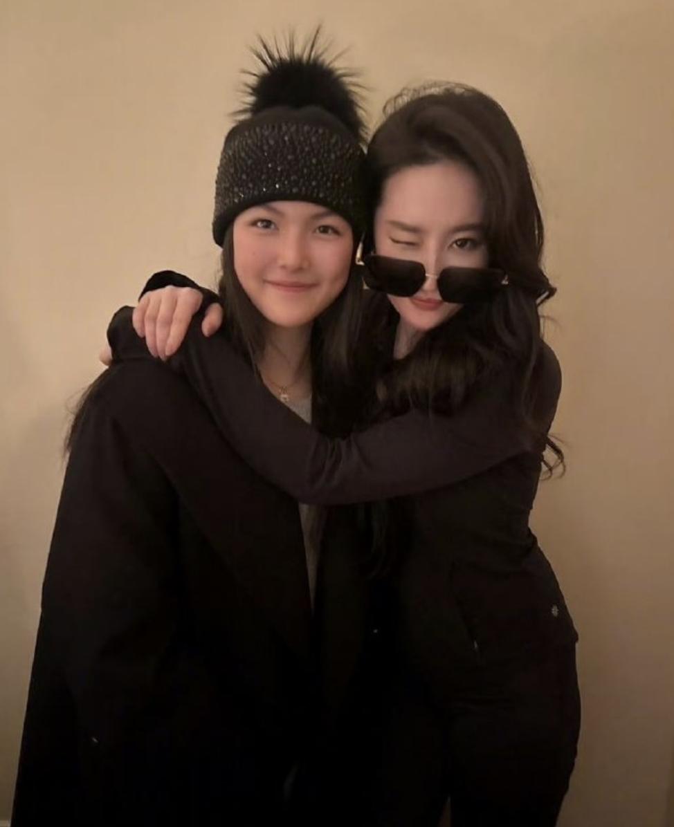 刘亦菲和王诗龄合照了？

我才发现李湘的女儿一眨眼，已经长成大姑娘了。

而且王